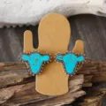 Türkis Stierkopf Ohrringe mit Metall Inlay, präsentiert auf Kaktuskarte im Western Stil. - Stierkopf (SRY933) / Ohrstecker (1 Paar)