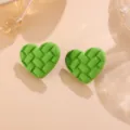 Matte gewebte grüne Herz Acryl Ohrringe, stilvolle geometrische Bonbonfarben. - Herz Paar / Grün