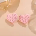 Süße rosa Herz-Ohrstecker mit geflochtener Gitterstruktur und süßem Acryl-Modeschmuck. - Herz Paar / Hellrosa