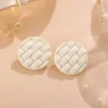 Schicke matte gewebte geometrische Ohrstecker minimalistische Acryl Gitter Ohrringe - Kreis Paar / Weiß
