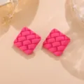 Helle rosa matte gewebte quadratische Ohrstecker mit modischer Acryl Gitter Textur. - Quadrat Paar / Rosa