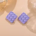 Violette matte gewebte geometrische Ohrstecker, stilvolle Bonbonfarbe Gitter Textur Acryl Schmuck. - Quadrat Paar / Lila