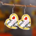 Boucles d'oreilles en acrylique sur le thème des enseignants avec des crayons en forme de cœur. - Style Crayon Coeur (4229)