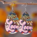 Retro Leo-Print Leder Tropfen Ohrringe mit rosa Love Schriftzug, schicker Modeschmuck Geschenk. - Leopard Pink Love Stil (442)