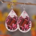 Tropfenförmige Kunstleder-Ohrringe mit Football- und Herzmuster für trendige Sportfans. - Football Leoparden Herz Stil (1774) / Rosa Leoparden Football Herz
