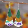 Mardi Gras lederen orenringen met groen en goud glitter gelaagd druppeldesign voor vrouwen. - Groen Goud Wit Masker Stijl (2293)