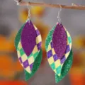 Mardi Gras gelaagde PU lederen oorbellen met glitterontwerp in groen, paars en geel voor feest. - Groen Geel Paars Blad Stijl (2296)