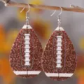 Football Tropfen Ohrringe, PU Leder amerikanischer Football Design, modische Ohrhänger Damen. - Klassischer Rugby Textur Stil (1769)