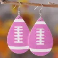 Rosa Football Leder Tropfen Ohrringe, stilvolle Game Day Sport Ohrhänger Schmuck für Damen. - Rosa Rugby Nähte Stil (1770)