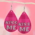 Valentinstag rosa karierte Tropfen PU Leder Ohrringe mit kiss me Aufdruck für Damen. - Rosa Kariert KISS ME Stil (271)