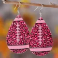 Rosa Leo-Muster Football Tropfen PU Leder Ohrringe für Spieltag Sport Mode Schmuck. - Rosa Leoparden Nähte Stil (1771)