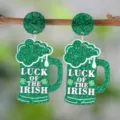 Grüne Glitzer Acryl Bierkrug Ohrringe zum St. Patrick's Day mit Glücksklee Motiven. - Bierkrug-Stil (4043)