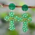 Groene glitter klaver kruis acryl oorbellen voor St. Patrick's Day feestelijke gelegenheden. - Festival Zegen Kruis Stijl (4051)