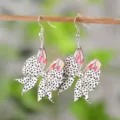 Pendientes de lazo de madera con lunares blancos negros y coloridos detalles de mariposa. - Estilo Lazo Western (4308)