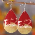 Rote tropfenförmige Kunstleder Ohrringe mit American Football Sport Motiv, leicht und schick. - 1834