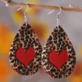 Leopard Muster Tropfen Kunstleder Ohrringe mit rotem Herz Design, stilvoller Damen Ohrschmuck. - Klassischer Leoparden-Rot-Herz-Stil (1844)