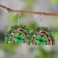 St. Patricks Tag Holz Ohrringe mit Klee Motiv und buntem Regenbogen Leopard Druck. - Halbkreis Regenbogen Leopard Klee Stil (SHE2143)