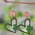 St. Patricks Tag Holz Herz vierblättriges Kleeblatt Ohrringe doppelseitiger Festschmuck. - Kreis Herz Stil (SHE2144)