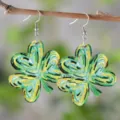 St. Patrick's Day grüne Kleeblatt Holz Ohrhänger, doppelseitiger Festival Schmuck. - Stromlinien Textur Klee Stil (SHE2146)