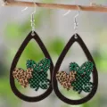 St. Patricks Tag Holz Tropfen Ohrringe Karo Herz Klee Hänge Ohrschmuck Damen Paar - Glückliches Leopardenherz (SHE2147)