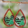 St. Patricks Tag Holz Tropfen Ohrringe mit gruem Kleeblatt und gestreiftem Herz Muster Schmuck. - Gestreiftes Herz Klee (SHE2150)