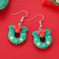 Süße Weihnachts-Kranz-Ohrringe mit roten Beeren und gelben Sternen für festliche Outfits. - Grüner Kranz