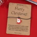 Weihnachtsmann Wunscharmband mit schwarzer Kordel auf Packpapier Anzeigekarte Detail - SRY296-6