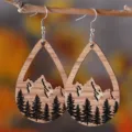 Pendientes de madera en forma de lágrima con diseño grabado de montañas y pinos. - Patrón de Pino de Montaña (3619)