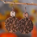 Pendientes colgantes de madera bohemios con patrón de hojas talladas para moda de otoño. - Estilo Empalme Hoja Disco Redondo (3572)