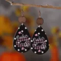 Valentinstag Holz Leder Tropfen Ohrringe mit kariertem Lippen Druck und Pucker Up Motiv. - Stil 1984