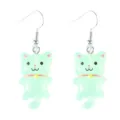 Detalles en primer plano de los bonitos pendientes de gato de resina, ligeros y elegantes. - Gato Verde