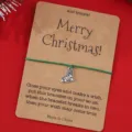 Weihnachts Wunscharmband mit gruener Kordel und silbernem Sockenanhaenger auf Kraftkarte. - Grüner Weihnachtssocken-Stil (SRY298-8)