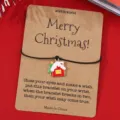 Weihnachtliches Wunscharmband mit suessem Hausanhaenger auf Pappkarte, schwarzes Band. - SRY297-5