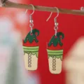 Boucles d'oreilles pendantes en bois tasse de café elfe de Noël pour fête de vacances - Style Tasse à Café Elfe Vert (1676) / 1676 (Tasse Elfe Verte)