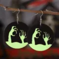 Pendientes redondos de PU con mano fantasma fluorescente gótica de Halloween elegante. - Colgante redondo / Patrón de Mano de Fantasma (3479)