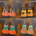 Detalle cercano de pendientes de madera de calabaza de otoño con leopardo y cuadros. - Juego de 4 pares (1 par de cada uno de 4 estilos)