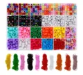 Gedetailleerd overzicht van acryl letterkraaltjes in diverse kleuren met elastische koorden. - Met 10-kleuren Elastisch Koord In Doos / Gekleurde Letter- en Ponykralen Set