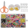 Vista dettagliata del kit di creazione di gioielli DIY in perline di argilla con strumenti e forbici. - Set Perline Pasta Polimerica Multigriglia / Include Piccole Forbici E Accessori
