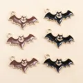 Gros plan de charmants pendentifs chauve-souris en émail pour bijoux et loisirs créatifs d'Halloween. - Pendentif Chauve-Souris Noir Marron (PZ211028911) / 1 Pièce/Paquet