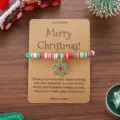 Pulsera de deseos navideña con cuentas de arcilla y dije de copo en tarjeta festiva. - Copo de nieve