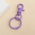 Detalle de llavero de metal morado, mosquetero pintado de colores y anillo para manualidades. - 1 Pieza / Púrpura