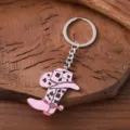 Gedetailleerd aanzicht van de schattige roze cowboyhoed en laars houten sleutelhanger hangend. - Roze Gevlekte Stijl (SRY1354-2)