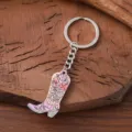 Gedetailleerd overzicht van de houten cowboylaars sleutelhanger met bloemenprint en metalen ring. - Roze Bloemenstijl (SRY1354-1)
