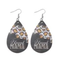 Nahaufnahme von Leo-Muster Tropfen PU Leder Ohrringen mit Blessed MAMA Text Detail. - Blessed MAMA Leopard Tränen Lederohrringe (Leder 1)