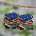 Detailansicht hölzerner doppelseitiger Bücherstapel Ohrringe, Schulstart Lehrer Geschenk Schmuck. - Buchdruck Stil (SHE2505) / Mehrfarbig (SHE2505)