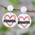 Γιορτή της Μητέρας MAMA Καρδιά Ακρυλικό Σκουλαρίκια Λευκό Στρογγυλό Δώρο - Στυλ MAMA Μαύρο Γράμμα Κόκκινη Καρδιά Λευκή Βάση (2685)