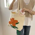 Lässige Canvas-Tragetasche mit niedlicher oranger Blume, große Schultertasche für den Alltag. - Blumen Kleiner Mann Umhängetasche / Beige
