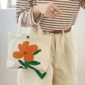 Niedliche Blumen Canvas Tragetasche, beigefarbene Freizeittasche mit Cartoon Blümchen Print SKU. - Blumen Kleiner Mann Handtasche / Beige