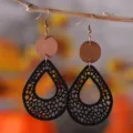Pendientes colgantes bohemios de madera con diseño calado intrincado y ganchos de cobre. - Estilo 1562