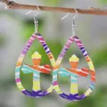Bunte Batik Holz Tropfen Kreuz Ohrringe, perfekte festliche Boho Hängeohrringe Schmuck. - Buntes Batik-Kreuz (2448)